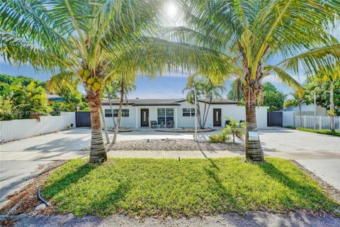 Villa ou maison à vendre à Hialeah, Floride: 5 chambres, 190.91 m2 № 1960912 - photo 2