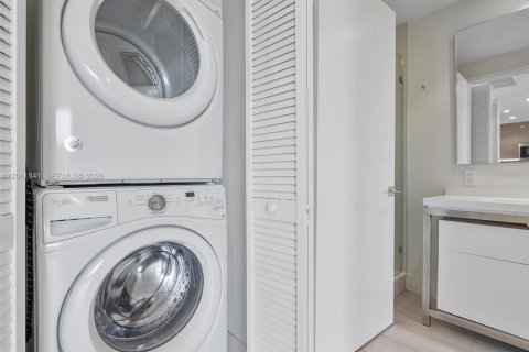 Condo in Sunrise, Florida, 2 bedrooms  № 2261627 - photo 9
