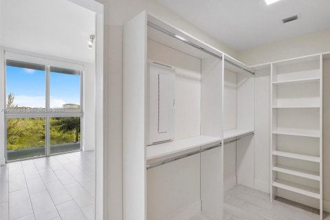 Condo in Sunrise, Florida, 2 bedrooms  № 2261627 - photo 25