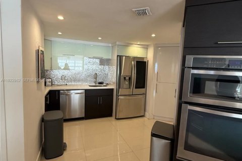 Снять в аренду кондоминиум в Майами, Флорида 4 спальни, 183.95м2, № 2061715 - фото 4