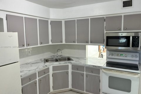 Condominio en Miami, Florida, 2 dormitorios  № 2006031