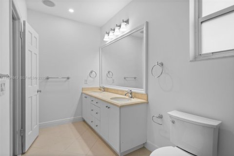 Casa en alquiler en Coral Gables, Florida, 4 dormitorios, 245.26 m2 № 2058979 - foto 11