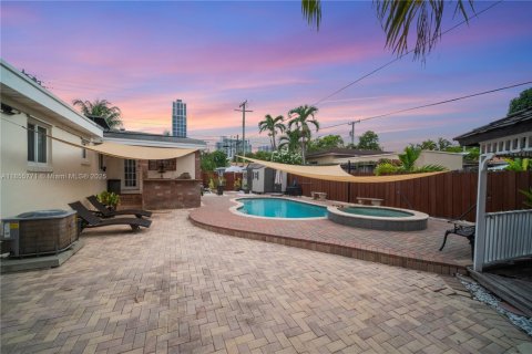 House in Miami, Florida 3 bedrooms, 148.18 sq.m. № 1882166 - photo 17