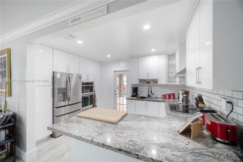 House in Miami, Florida 3 bedrooms, 148.18 sq.m. № 1882166 - photo 5