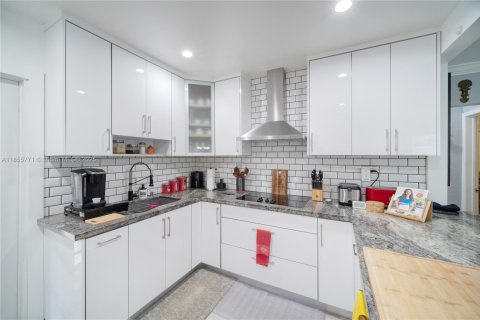 House in Miami, Florida 3 bedrooms, 148.18 sq.m. № 1882166 - photo 21