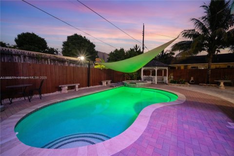 House in Miami, Florida 3 bedrooms, 148.18 sq.m. № 1882166 - photo 23