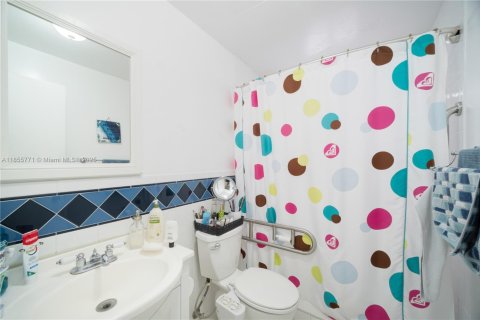 House in Miami, Florida 3 bedrooms, 148.18 sq.m. № 1882166 - photo 14