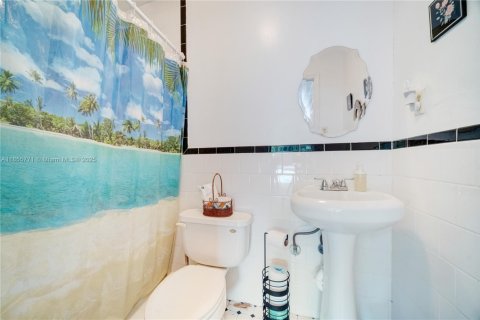 House in Miami, Florida 3 bedrooms, 148.18 sq.m. № 1882166 - photo 15