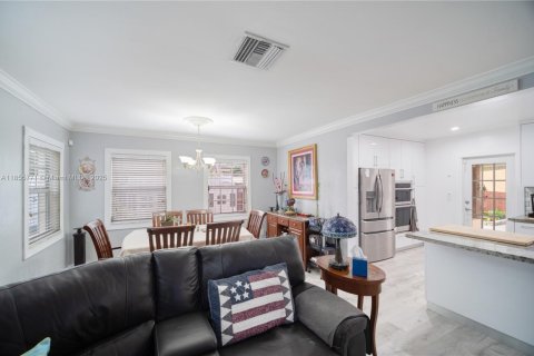 House in Miami, Florida 3 bedrooms, 148.18 sq.m. № 1882166 - photo 3