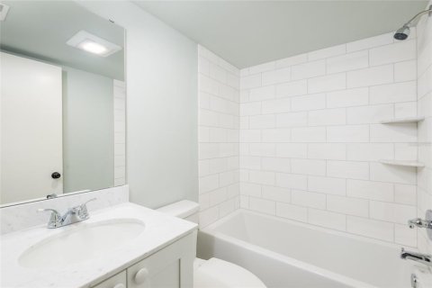 Condo in Tampa, Florida, 2 bedrooms  № 2142307 - photo 12