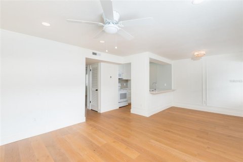 Condo in Tampa, Florida, 2 bedrooms  № 2142307 - photo 11
