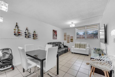 Condominio en Miami, Florida, 1 dormitorio  № 2077182