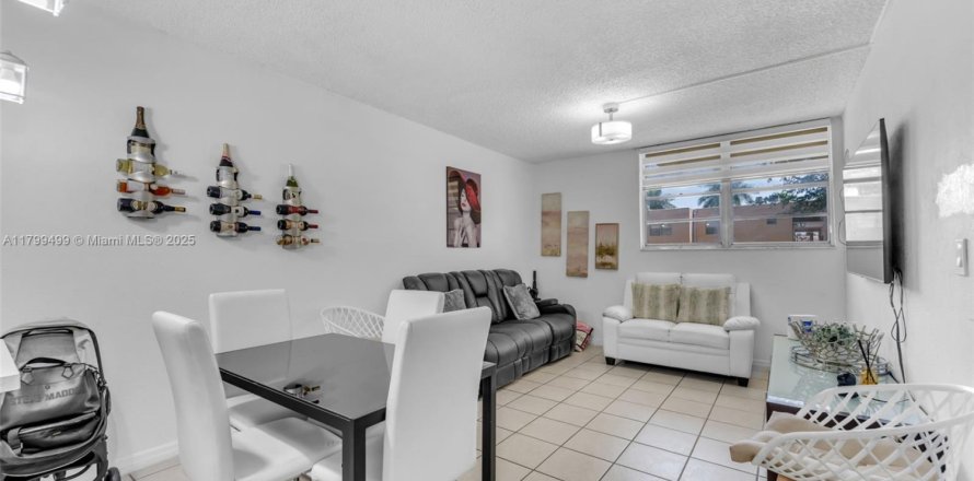Condominio en Miami, Florida, 1 dormitorio  № 2077182