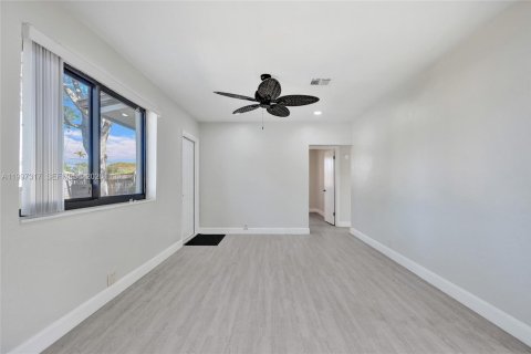 House in West Park, Florida 3 bedrooms, 93.65 sq.m. № 2060300 - photo 13