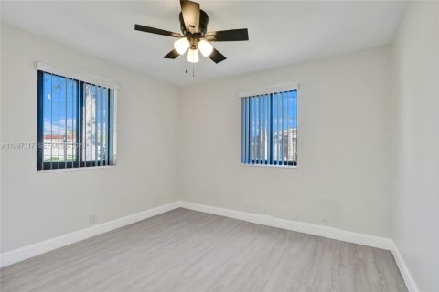 House in West Park, Florida 3 bedrooms, 93.65 sq.m. № 2060300 - photo 21