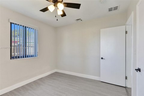 House in West Park, Florida 3 bedrooms, 93.65 sq.m. № 2060300 - photo 26