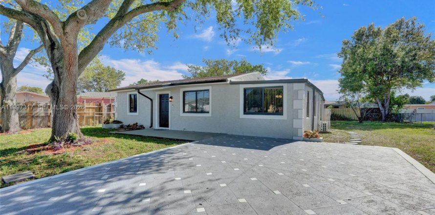House in West Park, Florida 3 bedrooms, 93.65 sq.m. № 2060300
