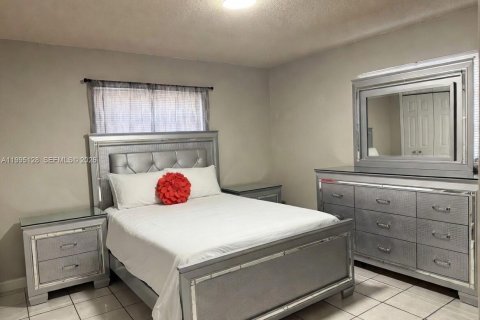 House in Miami, Florida 3 bedrooms, 221.2 sq.m. № 2064375 - photo 8