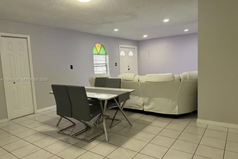 House in Miami, Florida 3 bedrooms, 221.2 sq.m. № 2064375 - photo 3