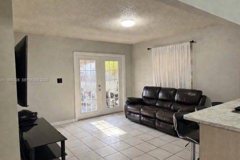 House in Miami, Florida 3 bedrooms, 221.2 sq.m. № 2064375 - photo 7