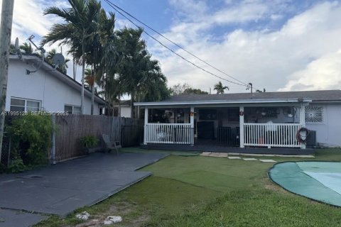 House in Miami, Florida 3 bedrooms, 221.2 sq.m. № 2064375 - photo 14
