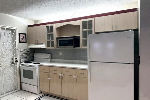 House in Miami, Florida 3 bedrooms, 221.2 sq.m. № 2064375 - photo 6