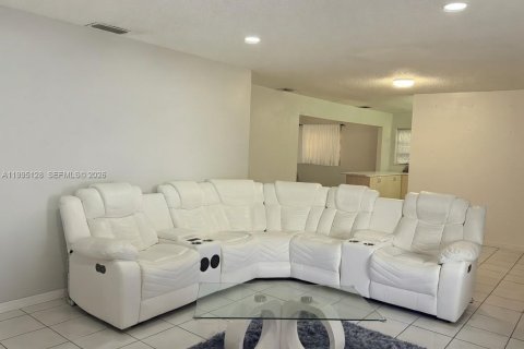 House in Miami, Florida 3 bedrooms, 221.2 sq.m. № 2064375 - photo 2