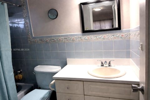 House in Miami, Florida 3 bedrooms, 221.2 sq.m. № 2064375 - photo 9