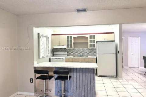 House in Miami, Florida 3 bedrooms, 221.2 sq.m. № 2064375 - photo 4