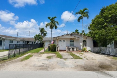House in Miami, Florida 3 bedrooms, 221.2 sq.m. № 2064375 - photo 16