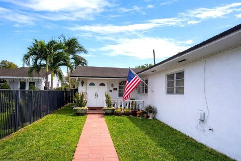 House in Miami, Florida 3 bedrooms, 221.2 sq.m. № 2064375