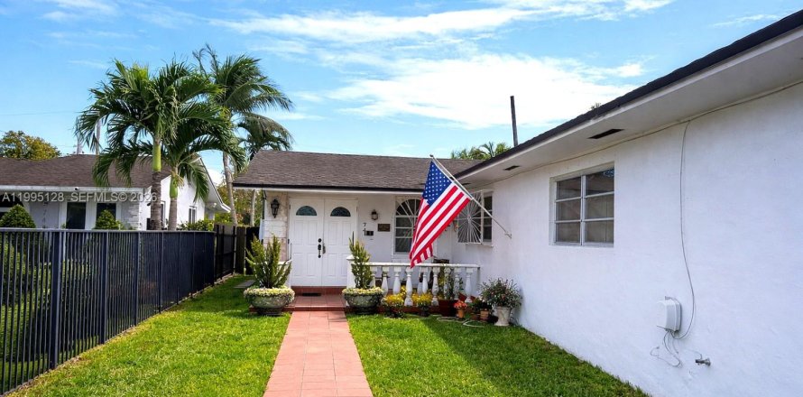 House in Miami, Florida 3 bedrooms, 221.2 sq.m. № 2064375