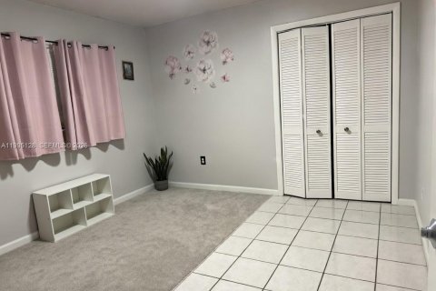 House in Miami, Florida 3 bedrooms, 221.2 sq.m. № 2064375 - photo 12