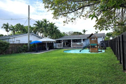 House in Miami, Florida 3 bedrooms, 221.2 sq.m. № 2064375 - photo 13