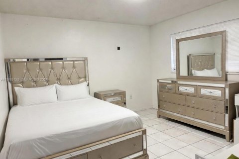 House in Miami, Florida 3 bedrooms, 221.2 sq.m. № 2064375 - photo 10