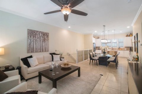 Townhouse in Tampa, Florida 2 bedrooms, 184.88 sq.m. № 2123558 - photo 4