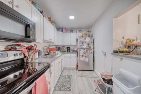 Купить кондоминиум в Майами, Флорида 2 спальни, 81.57м2, № 2049130 - фото 2