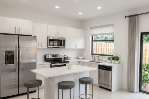 Touwnhouse à vendre à Miami, Floride: 3 chambres, 169.73 m2 № 2170301 - photo 2