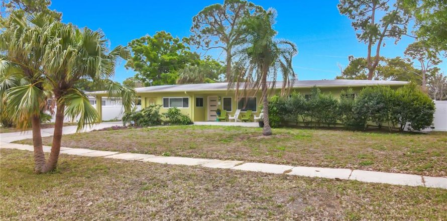 Villa ou maison à Saint Petersburg, Floride 3 chambres, 157.84 m2 № 2406828