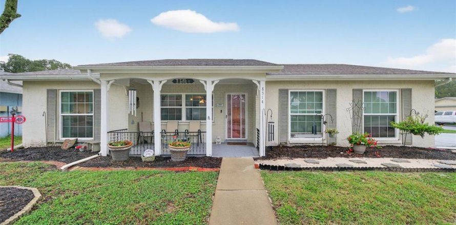 House in Port Richey, Florida 2 bedrooms, 141.77 sq.m. № 1894588
