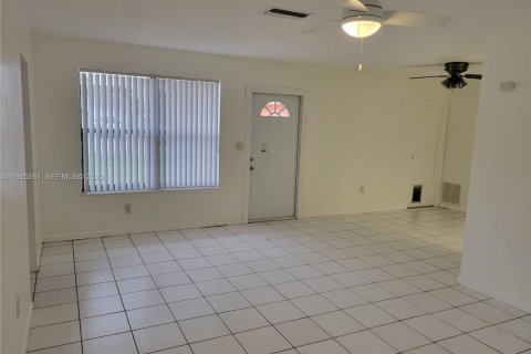 Casa en alquiler en Sunrise, Florida, 3 dormitorios, 119.1 m2 № 1993591 - foto 2