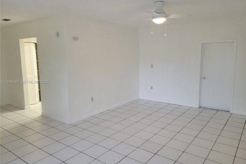 Casa en alquiler en Sunrise, Florida, 3 dormitorios, 119.1 m2 № 1993591 - foto 3