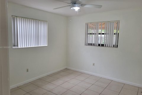 Casa en alquiler en Sunrise, Florida, 3 dormitorios, 119.1 m2 № 1993591 - foto 9
