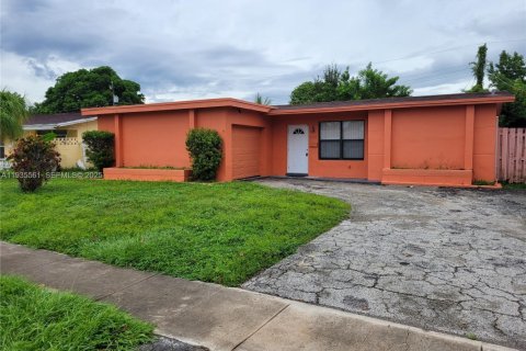 Casa en alquiler en Sunrise, Florida, 3 dormitorios, 119.1 m2 № 1993591 - foto 1