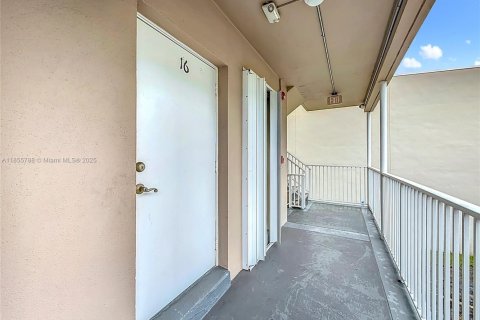 Condo in Coral Gables, Florida, 2 bedrooms  № 1881537 - photo 4