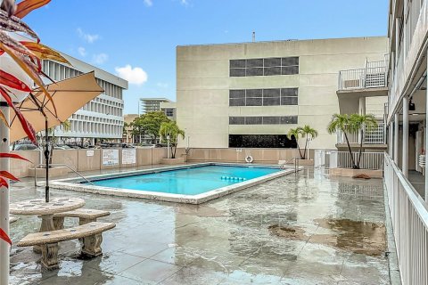 Condo in Coral Gables, Florida, 2 bedrooms  № 1881537 - photo 1