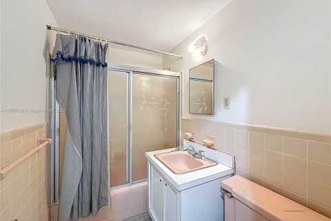 Condo in Coral Gables, Florida, 2 bedrooms  № 1881537 - photo 25