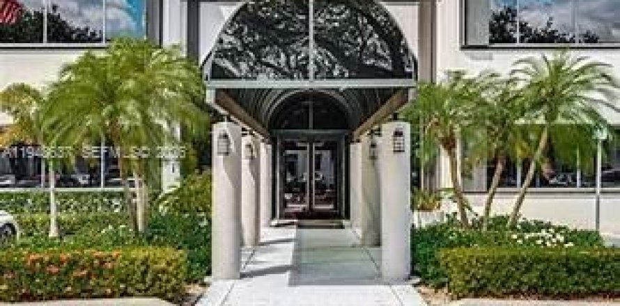 Propiedad comercial en Miami Lakes, Florida № 2152989