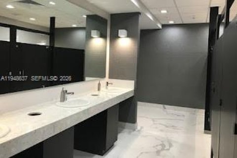 Propiedad comercial en venta en Miami Lakes, Florida № 2152989 - foto 8
