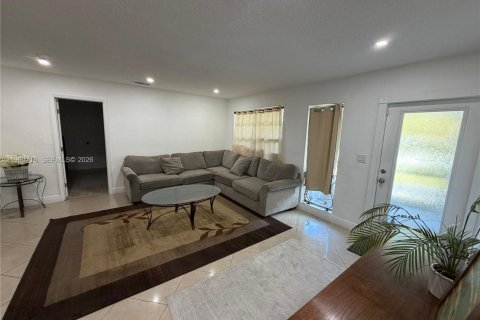 House in Miami, Florida 3 bedrooms, 130.81 sq.m. № 2030562 - photo 9